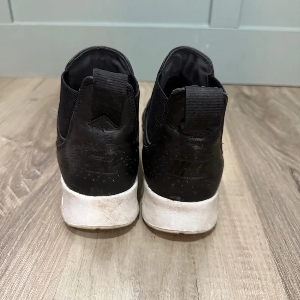 Nike Black Thea boot women’s size‎ 9.5 like new